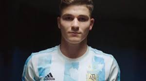 Uno de ellos fue el de julián álvarez, de river, que sorprendió a más de uno cuando apareció en la convocatoria y ayer disputó sus primeros minutos. Julian Alvarez Presento La Nueva Camiseta De Argentina La Pagina Millonaria