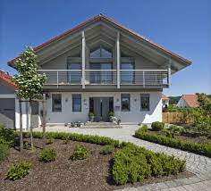 haus landshut mit einer abwechslungsreichen fassadengestaltung und grossen fensterflachen wirkt dieses haus einl fassadengestaltung fassaden gestaltung hauswand