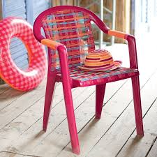 Une Chaise De Jardin Decoree De Fils Colores Chaise De Jardin Chaise Plastique Idee Deco Recup