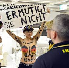 Johan micoud als der eigenwillige französische spielmacher im. Hamburg Oben Ohne Proteste Fur Frauenrechte Bei Ikea Welt