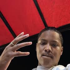 Klay Thompson is looking to sign elsewhere as the relationship between he  and the Warriors might not be repairable (via @anthony_slater)