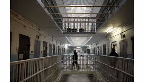 Nanterre Le Surveillant Introduisait Des Telephones En Prison