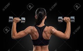 Allongée sur le dos, plier la jambe droite contre le ventre, tendre le bras droit et placer le coude à gauche du genou, puis pousser le bras vers la droite en. Fitness Femme Sportive Dans La Formation De Pompage Des Muscles Du Dos Et Les Mains Avec Des Halteres Banque D Images Et Photos Libres De Droits Image 41421836