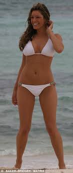Kelly ann parsons (born 23 november 1979), known professionally as kelly brook, is an english model, actress, and media personality. Kelly Brook Pours Her Curves Into Swimwear She Purchased At A Beach Vendor In Brazil Daily Mail Online