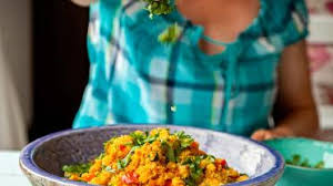 Verhit een koekenpan met olijfolie en voeg de uien, chili, abrikozen en boter toe. Marokkaans Vtm Koken