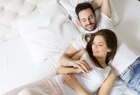 ماذا يحدث في غرفة النوم بين الزوجين بالصور