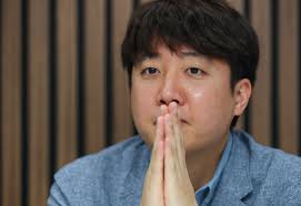 그간 나경원 전 의원의 뒤를 이어 2위에 기록했지만, 이번에는 선두로 치고 나온 것이다. Dradwimhwjvfxm