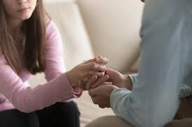 Die ersten zwölf schwangerschaftswochen werden als risikozeit betrachtet, weshalb sich viele paare zeit lassen, die schwangerschaft zu verkünden. Fehlgeburt Was Sind Die Ursachen Und Symptome