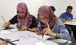 Berarti di belakang padang tu, bahasanya mirip mirip bahasan malaysia ya, di tanjungpinang tidak terlalu kental melayunya, mungkin karena sudah bnyak pendatang. Malaysiakini Kian Ramai Golongan Muda Melayu Belajar Mandarin Sebagai Bahasa Ketiga