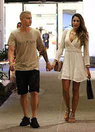 Jugador del @everton y selección colombia @fcfseleccioncol bienvenidos⚽. James Rodriguez With His Wife Shopping 28 6 16 James Rodriguez James Rodriguez Wife James Rodrigues