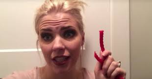 Video de madre de cuádruples que se esconde en despensa se vuelve viral