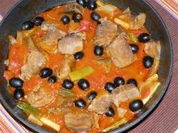 Salata din limba de porc (poate fi si limba de vita) este o salata aperitiv delicioasa si te cucereste prin gusturi si texturi ce se combina foarte bine impreuna. Limba De Porc Cu Praz Si Masline