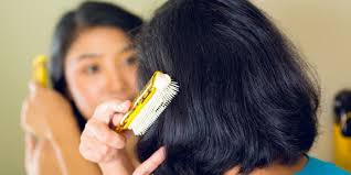 Untuk memeriksa apakah rambut rontok normal atau tidak, setelah 3 hari keramas, jepit 10 helai rambut di antara dua jari dan tarik, jika lebih dari 2 helai rambut yang jatuh, itu menandakan masalah rambut yang serius. 10 Cara Mencegah Rambut Rontok Secara Alami Mudah Dilakukan Merdeka Com