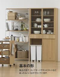 自分でつくるシェルフから 収納力と省スペースを同時にかなえる家具まで 簡素でありながら 知恵がある そんな無印良品の収納の特長や使い方をご紹介します 無印 家具 無印キッチン収納 無印良品の家