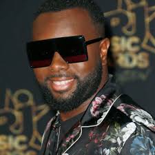 Si bien que l'interprète de «sapés comme jamais» apparaît rarement sans cet accessoire. Photo Maitre Gims Poste Un Cliche De Lui Enfant Sans Ses Celebres Lunettes De Soleil Femme Actuelle Le Mag