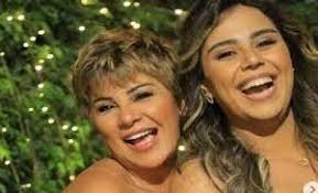 يبدو أنّ الفَنّانة حلا شيحة دائماً ما تُثير الجدل بعد عَودَتِها من الاعتزال ثم زَواجها مؤخراً من الداعية والمنتج معز مسعود، وما حدث مؤخراً من عدم الترويج لفيلمها الأخير «مش أنا» الذي بدأ عرضه في عدد من العواصم العربية. 54bhfwybbexi6m