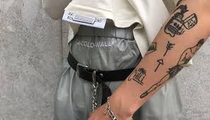 Küçük kalp şeklinden, kuğu şekline, kedi şeklinden, ok şekline, elmas şeklinden ay şekline. Bilek Dovmeleri Dikkat Cekici 20 Dovme Tattoo Markt