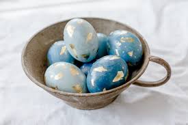 Eigentlich weiss man lange im voraus, wann ostern ist. Ostereier Naturlich Farben Und Mit Gold Veredeln Pomponetti
