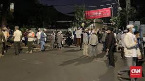 Ayahandanya sudah wafat ketika beliau masih kecil, tapi kondisi itu tidak menjadi halangan. Tlwxmlz6vol0fm