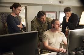 Az emberrablási ügyekre specializálódott fbi ügynök, kate macer (emily blunt) és csapata egy bevetés során falba temetett, rothadó hullákra bukkan a diaz csa. Sicario A Bergyilkos