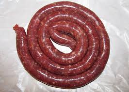 Sasizza pasqualora che altro non è che la normale salsiccia siciliana fatta asciugare per un periodo di tempo compreso fra 6 e 10 giorni e quindi consumata cruda. Bra Sausage Wikipedia