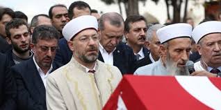 İyi̇ parti grup başkanvekili lütfü türkkan, tbmm genel kurulu'nda bütçe görüşmeleri sürerken twitter hesabından bir fotoğraf paylaşarak bu sarıklı arkadaş kimdir? Lutfu Turkkan In Silmek Zorunda Kaldigi Tweet