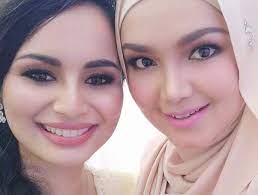 Menurut laman facebook su, koleksi intimité merupakan satu ciptaan yang beralun. Izara Aishah Adib Datuk K Bertunang Hiburan Mstar