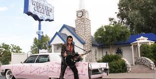 Arrivée à las vegas des futurs époux et des heureux élus parmi les chroniqueurs de touche pas à mon poste ! Un Mariage Avec Elvis Comme A Las Vegas A Nous Paris