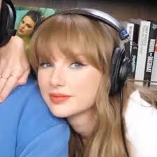 Mae Bennett🧣 (@twiceuponabook1)