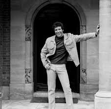 This is the official twitter page for tom jones. Pop Veteran Tom Jones Argerte Sich Uber Dummliche Songs Welt