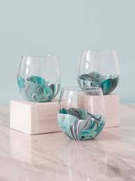 You Have To See How Easy These Marble Wine Glasses Are To Paint Diy Wine Glass Diy Wine Glasses Painted Wine Glass Crafts