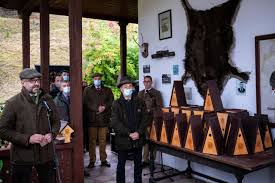 Elegant and clear corporate identity and graphic design in print and online supported by advanced marketing strategies. Orszagos Madarodu Kihelyezesi Program Indul