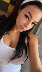 Tessa Ayers's Instagram, Twitter & Facebook