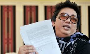 Bercakap kepada media, azwan ali menyatakan bahawa kemunculan beliau di pau adalah segak mengenakan busana jubah berwarna merah azwan berkata, dia menyimpan dendam hampir lima tahun dengan azmin ali rentetan sikapnya yang dianggap tidak menghargai jasa adik beradik. Azwan Ali Bertanding Pru 14 Lawan Abang Sendiri