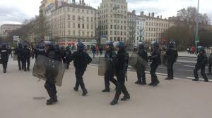 Du côté des gilets jaunes, le compte twitter, « le nombre jaune », annonce pour sa part une mobilisation en hausse. La Prefecture Annonce Sur Son Compte Twitter Que Les Forces De L Ordre Ont Deja Interpelle 15 Personnes En Un Peu Plus D Une Heure De Manifestation