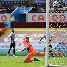 Pogba and shaw are overloading cash down the united left/villa right. 021nkirhk8imzm
