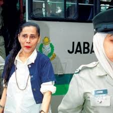 Mona memang sudah bersepakat dengan mazlan mengenai jimat sakti yang bisa membuatnya menjadi politikus terkuat dan tak terkalahkan.kabarnya, jimat. Mona Fandey Tersenyum Ke Tali Gantung