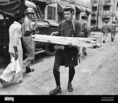 Police constable carrying riot ...
