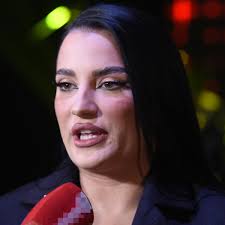 POKLANJA I ŠAKOM I KAPOM: Barbaru Bobak je nastup koštao 400.000 dinara, a  sve zbog odluke da obezbedi nešto drugačije