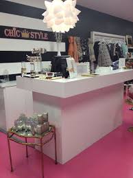 Black And White Boutique Ideas Www Chicstyleutah Com A Clothing Boutique In Bountiful Utah One Of Three Stores Design Hollywood Regenc Boutique Decor Boutique Interior Boutique Clothing