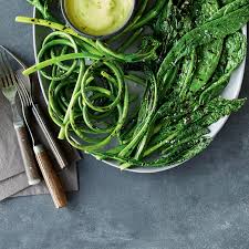 Assiette De Legumes Verts Et De Fleurs D Ail Grilles Avec Trempette A L Avocat Ricardo Recipe In 2020 Vegetable Recipes Healthy Recipes Vegetables