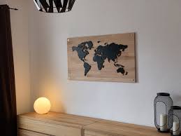weltkarte schwarze kontinente auf massivholz buche wohnzimmer weltkarte holz wohndesign schlafzimmerid haus deko glasbilder selbst gestalten wohn design