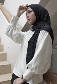 Menggunakan jilbab berwarna monokrom membuat penampilanmu dengan baju warna pink menjadi lebih tampak independen. 20 Ootd Pashmina Plisket 2021 Agar Penampilanmu Makin Kekinian