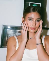 There's something so empowering about treating yourself to a gift that  makes you feel special, a little reward that reminds you of how far you've  come 🫶🏻 So, this year, I decided