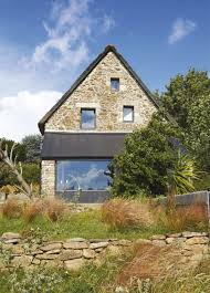 Une Maison Bretonne Transformee Par L Architecte D Interieur Guillaume Terver Turbulences Deco En 2020 Maison Bretagne Maison En Pierre Architecte Interieur