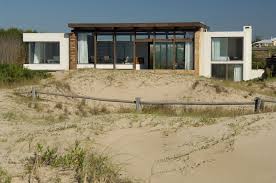 Gestión y control de los servicios ofrecidos a través de la página web de servicios inmobiliarios. Villa Las Dunas Jose Ignacio Uruguay Contemporary Beach House Modern Beach House Beach House Decor