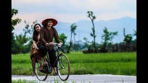 Foto prewedding pasangan berbaju adat jawa di jepang ini viral berawal dari unggahan fotografer hassan hans atau yang akrab disapa mas kasan. Prewedding Video Clip Tema Petani Youtube