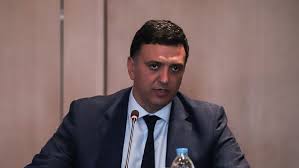 Η αναγγελία του γάμου τους βρίσκεται σήμερα στην εφημερίδα καθημερινη, ξαφνιάζοντας τους πάντες αφού τους είχαμε αφήσει … χωρισμένους, όχι μόνο από τα δημοσιεύματα. Pateras Egine Shmera Anhmera Xristoygenna O Ypoyrgos Ygeias Grtimes Gr