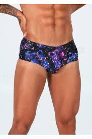 Découvrez les maillots de bain de natation speedo, la marque australienne ne cesse d'innover en proposant toujours des matières résistantes et confortables pour optimiser vos séances de natation ! Speedo Diamondize All Over M Homme Noir Pas Cher