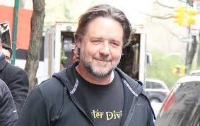 I commute to work and it is a long commute and sometimes it can be really tedious, says the the water diviner stars crowe as joshua connor, an australian farmer whose three sons have been killed at gallipoli. Russell Crowe Hat Fast 25 Kilo Abgenommen